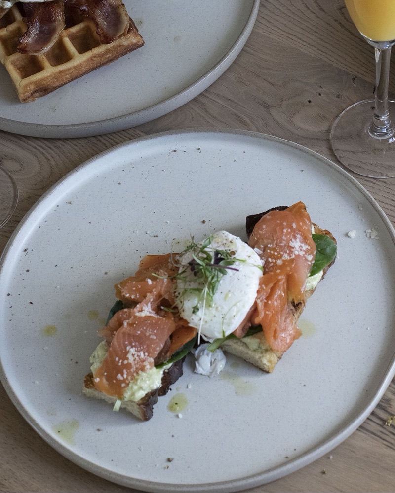 Reyktur lax og hleypt egg á ristuðu brauði
