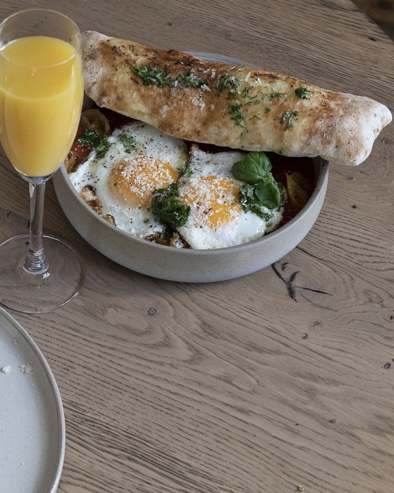 Shakshuka með spældum eggjum og eldbökuðu brauði