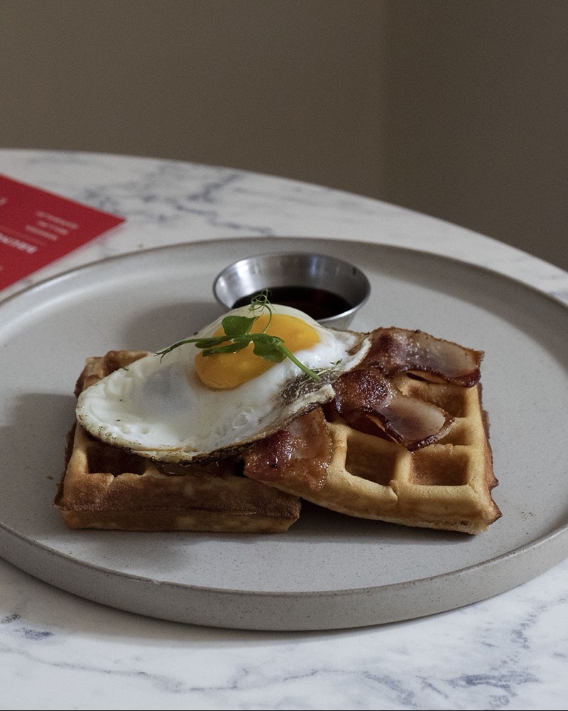 Vaffla með beikoni og spældu eggi